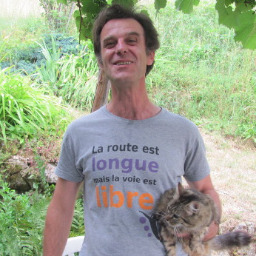 rodolphe et son chaton avec un tee-shirt de framasoft