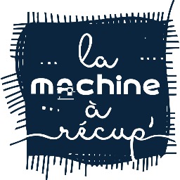 La machine à récup' marque d'accessoires de mode engagée dans la revalorisation des textiles avec la participation de salariés en ateliers de couture solidaires.s